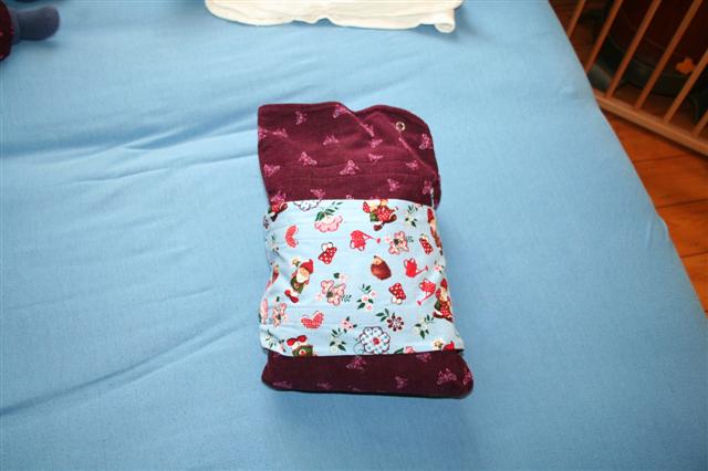 Dann mu&szlig;te eine Wickeltasche her: mit F&auml;chern f&uuml;r zwei verschiedene Windelgr&ouml;&szlig;en und gleichzeitig als Unterlage einsetzbar. 
Wer h&auml;tte gedacht, da&szlig; die kleine Gro&szlig;e schon so bald kaum noch Windeln tr&auml;gt! ;-)