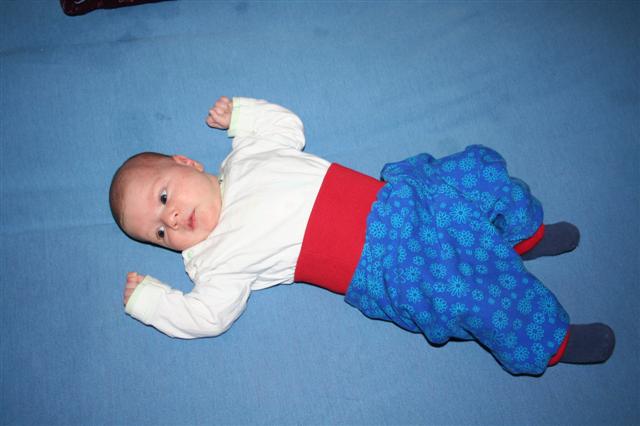 Da die Kleine schon nach einer Woche Gr&ouml;&szlig;e 50 entwachsen war, ging es wieder an die N&auml;hmaschine. Den Strampler mit Schmetterling gibt es jetzt auch in 56, ansonsten sind wir auf Hosen umgestiegen. 
Ich bin total begeistert von der Babyhose von Klimperklein! Mein ersten E-Book und dann gleich als Wendehose ohne freiliegende N&auml;hte! 