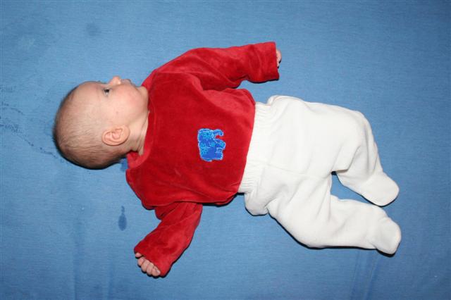 Jetzt wei&szlig; ich wieder, warum ich so selten Shirts n&auml;he - so viel Arbeit, und dann sieht es nicht viel anders aus, als eines, das man f&uuml;r 3,50 Euro kaufen kann... Trotzdem s&uuml;&szlig;! 