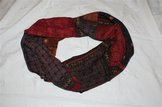 Wie schon mal angek&uuml;ndigt: ein Loop-Schal. 
Herzlichen Gl&uuml;ckwunsch!