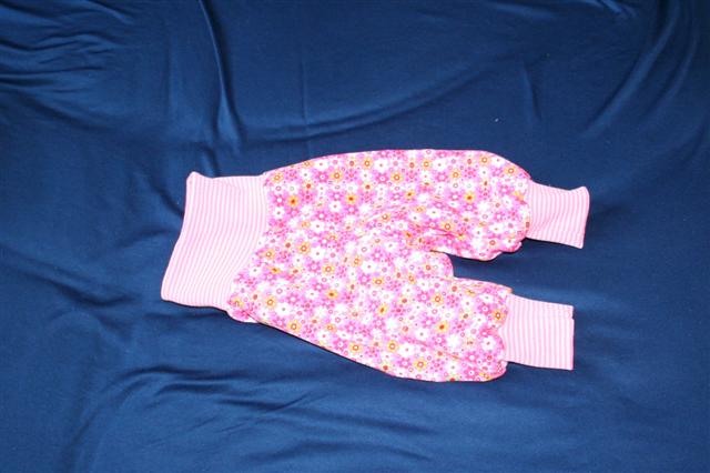 Nach so vielen Hosen aus Jersey jetzt mal eine Hose aus Babycord, gef&uuml;ttert mit ganz d&uuml;nner Viscose. S&uuml;&szlig;, oder?