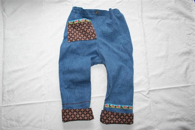 Endlich eine zweite Krempelhose - weil die kleine Gro&szlig;e so lange Beine bekommen hat! 
Die Gr&ouml;&szlig;e? Ich w&uuml;rde sagen 80/86/92