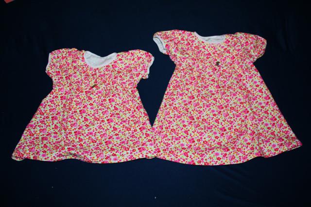 Gr 74 und 92. Der Schnitt ist aus einer alten Ottobre und hei&szlig;t "Autumn Bouquet". F&uuml;r Gr 92 gibt es sch&ouml;nere Schnitte, aber es sollte ja ein Partnerlook werden!