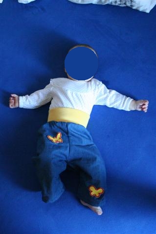 Babyhose von Klimperklein in 
Gr 68 - unten einfach umgen&auml;ht und mit etwas schmalerem Bund. 
Aus ganz weichem Hemdenjeans mit 3D-Schmetterlingen. 