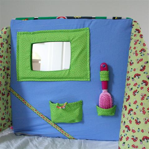 Spiegel, Band f&uuml;r Haarspangen, B&uuml;rste und ein T&auml;schchen gef&uuml;llt mit glitzernden Armb&auml;ndern und zwei Ringen. Auf den Ringen als Motiv: nat&uuml;rlich ein Maulwurf und ein Schmetterling! 