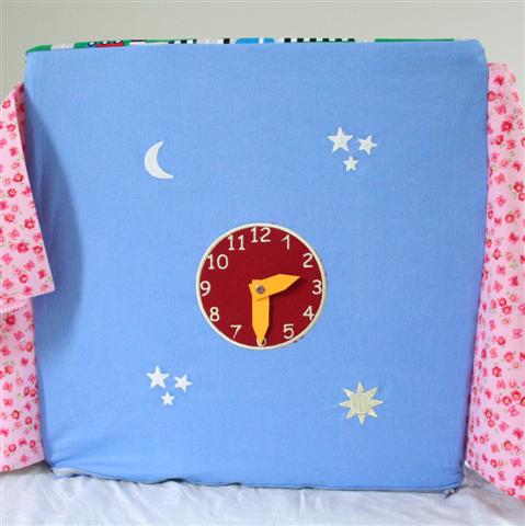 Mond und Sterne leuchten im Dunkeln und die Zeiger der Uhr lassen sich nat&uuml;rlich verstellen!