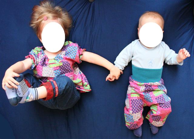 Noch eine Babyhose Gr 68. Die Bluse ist der Schnitt Hannah in Gr 86/92 mit kurzen &Auml;rmeln, die ich zum ersten Mal mit Gummiband gesmokt habe - nach der Anleitung der N&auml;hmaschine. 
Zugegeben: Die kleine sieht in der Hose aus wie ein Clown ;-) Aber im Sommer darf das ja mal sein. 