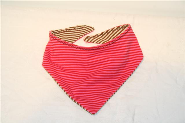 Dieses s&uuml;&szlig;e Halstuch pa&szlig;t ab Geburt - anfangs wird es geknotet, etwa ab dem ersten Geburtstag kann man es mit dem Klettverschlu&szlig; schlie&szlig;en. Am 2. Geburtstag pa&szlig;t es immer noch, weitere Langzeitstudien stehen noch aus. 